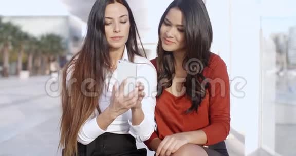 两个女商人站在户外聊天视频的预览图