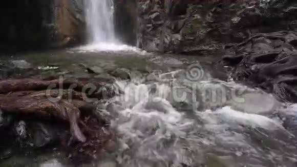 山河秋瀑视频的预览图