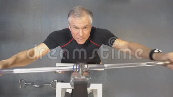 参加健身器材训练的老人视频的预览图