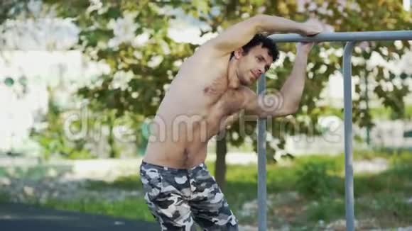 运动场上的运动员在训练前热身肌肉男在露天运动他在里面视频的预览图