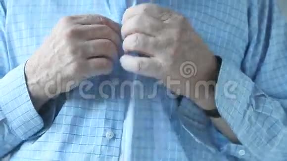 男士纽扣衬衫视频的预览图