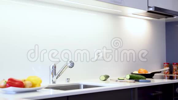 厨房橱柜与厨房台面的现代家居室内设计视频的预览图