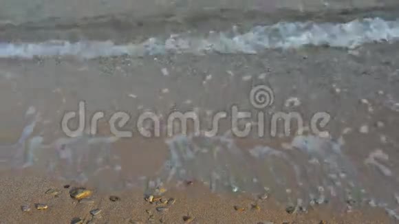 海浪冲向沙滩视频的预览图