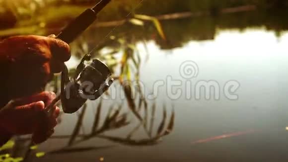温暖的镜头渔夫在旋转的线圈上旋转希望能射到它视频的预览图