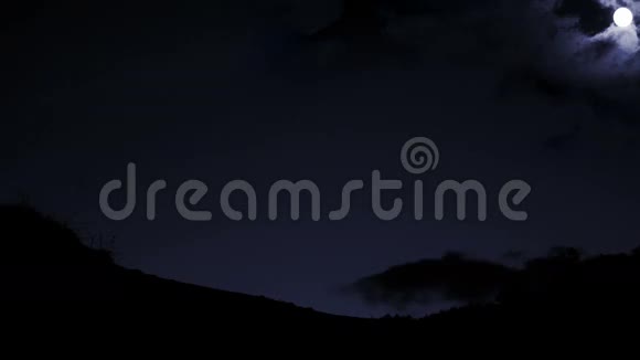 在星空的背景下夜晚在山上出现的自行车手的剪影视频的预览图