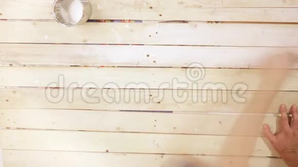 自己动手做木板被涂成白色的镜头视频的预览图