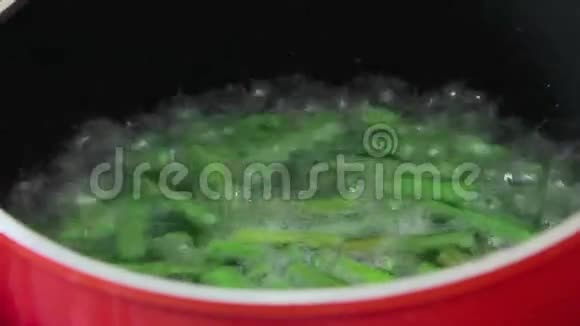 小扁豆块放在红锅里的开水里视频的预览图