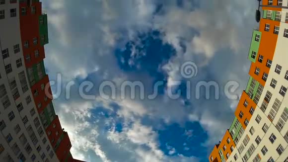 城市主题片段背景中有云和天空的建筑视频的预览图