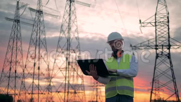 电线塔和日落时分的男工程师视频的预览图