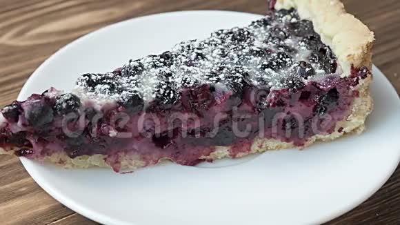 蓝莓蛋糕上撒着新鲜的蓝莓视频的预览图