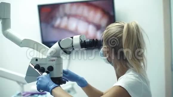 牙科办公室专家工具介绍口腔牙科相机与牙齿的实时图片上的显示器视频的预览图
