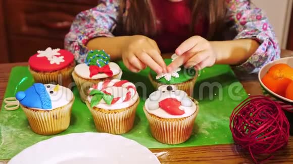 一个快乐的厨师女孩在装饰蛋糕视频的预览图