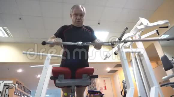 参加健身器材训练的老人视频的预览图