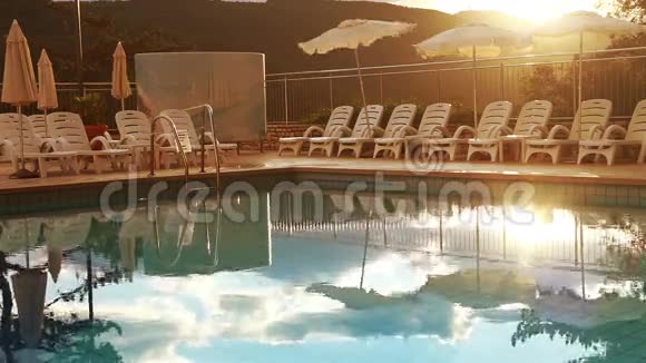 豪华度假村傍晚时分游泳工人折叠太阳伞视频的预览图