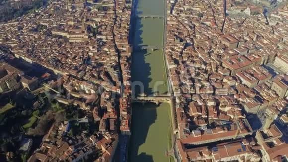意大利佛罗伦萨城市景观内著名的PonteVecchio桥的鸟瞰图视频的预览图