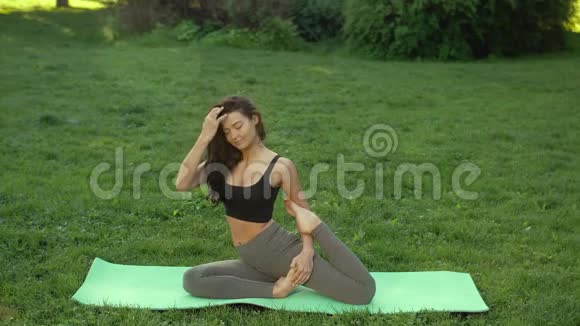 健康的运动生活方式公园户外练瑜伽的女子视频的预览图