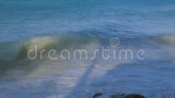 加勒比海的巨浪正在破坏海岸青绿色海水和蓝天视频的预览图