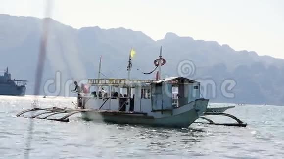 传统的菲律宾船只在海滩上视频的预览图