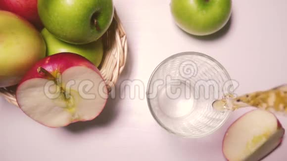 慢动作苹果汁倒入玻璃顶景视频的预览图