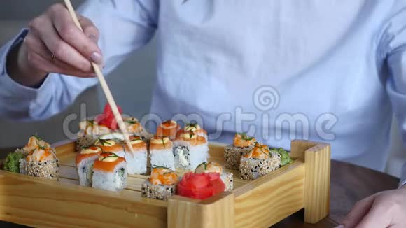 准备寿司手拿筷子吃寿司视频的预览图