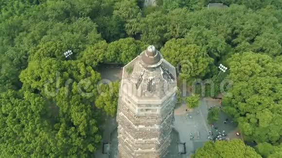 虎山倚云岩塔鸟瞰它是一个旅游目的地以其自然环境而闻名视频的预览图