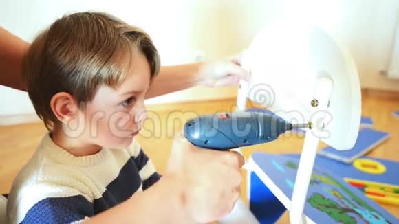小男孩用DIY工具视频的预览图