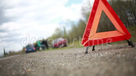 路边的破车红色警告三角视频的预览图