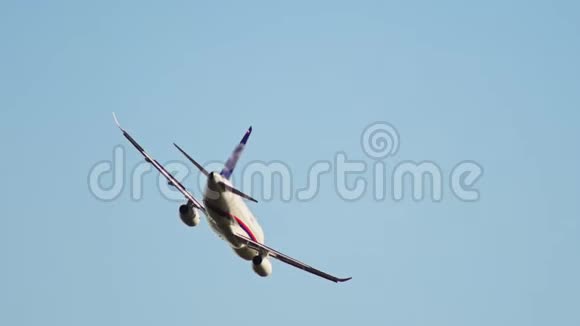 一架带有红色和蓝色条纹的客机在晴朗的天空中飞行视频的预览图