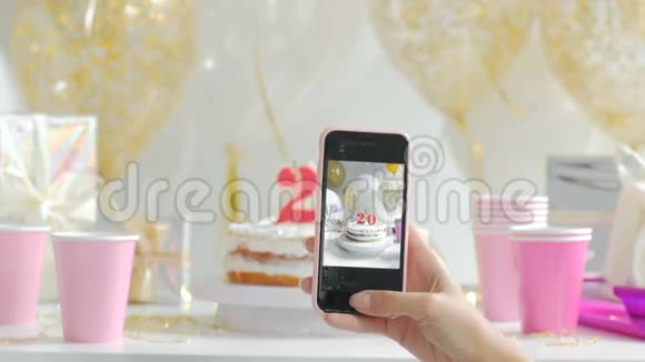 白色盘子上的单个蛋糕照片是用电话拍的20岁1080p全高清20秒视频的预览图