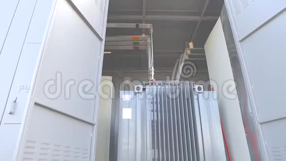 太阳能发电站的发电机太阳能站的电气设备视频的预览图