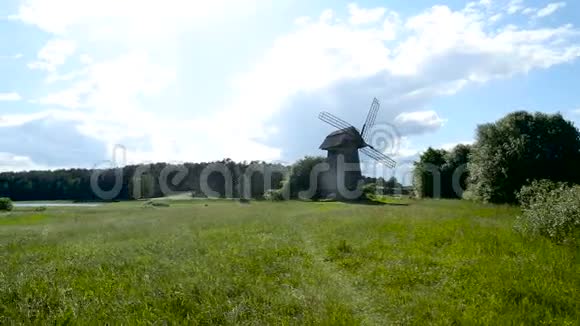全景绿野上的旧磨坊视频的预览图