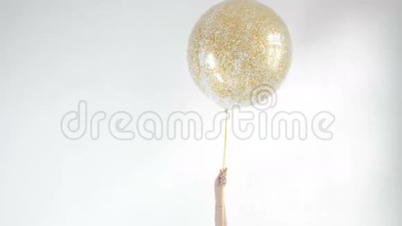 手拿空白金色气球模拟孤立巴隆模型艺术设计图案标志纹理预制1080P全高清视频的预览图