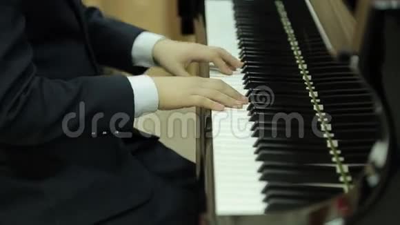 男孩弹大钢琴特写视频的预览图