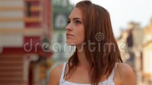 散步的年轻女性的夏日画像视频的预览图