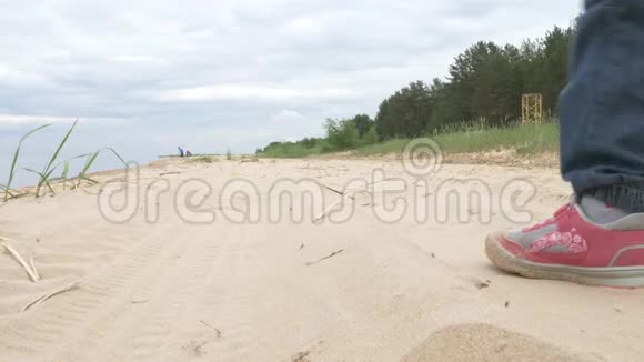 沙疗法孩子玩沙子大海里的玩具视频的预览图