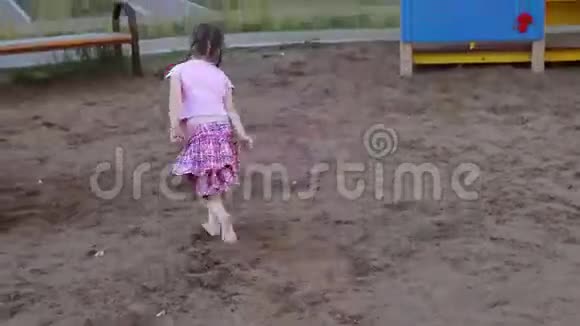 快乐的小赤脚女孩在操场上奔跑视频的预览图