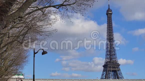 地铁穿越巴黎塞纳河背景是埃菲尔铁塔视频的预览图