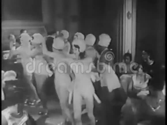 20世纪30年代在夜总会表演的女踢踏舞者的侧视视频的预览图