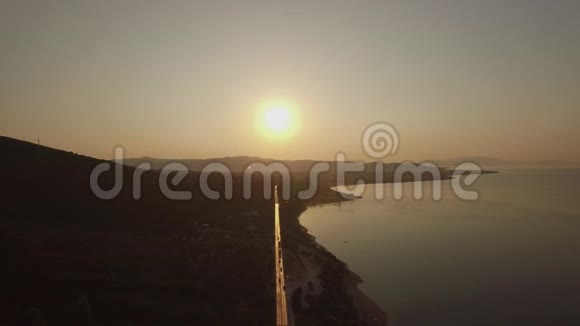 日落时分飞越特里科佛海滩海岸线和海滨公路视频的预览图