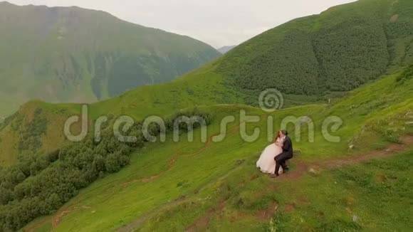 山景背景下幸福的新娘新郎视频的预览图