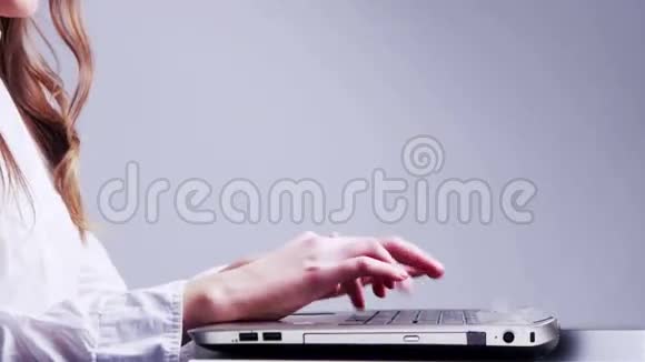 女士使用笔记本电脑与奥杜尔冒险全息界面视频的预览图