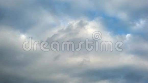 暴风雨来临前的大雨云美丽的蓝天和云彩云彩缓缓飘过蓝天视频的预览图