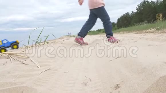 沙疗法孩子玩沙子大海里的玩具视频的预览图