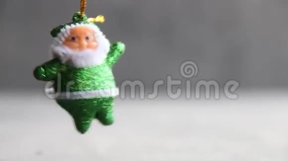 绿色圣诞老人在灰色背景上有复印空间视频的预览图