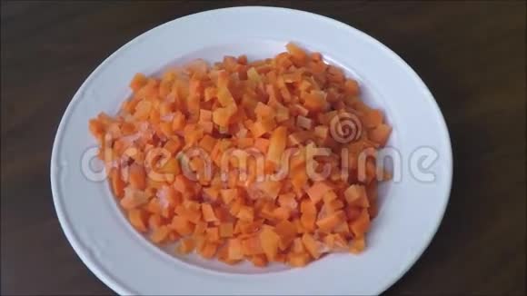 把胡萝卜切成白色的盘子视频的预览图