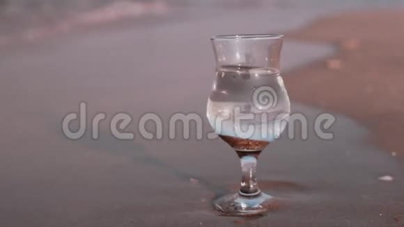 在热带海滩喝一杯纯净水视频的预览图