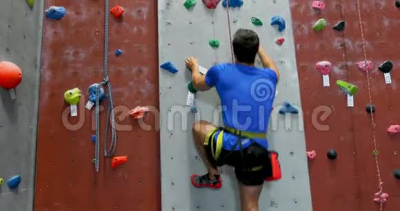 男子练习攀岩健身室4k视频的预览图