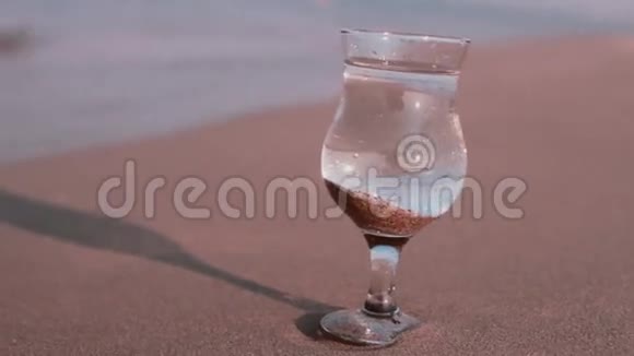 在热带海滩喝一杯纯净水视频的预览图