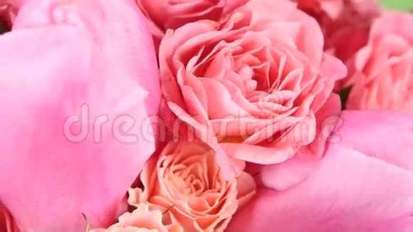美丽的花束玫瑰和郁金香白色旋转关闭视频的预览图