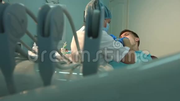 牙医治疗一个年轻人的牙齿视频的预览图